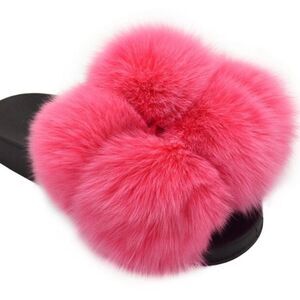 ⭐️Host Pick⭐️Women’s Fur Ball Fluffy Slippers